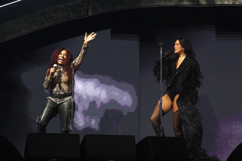 Dua Lipa Performs With Chaka Khan at Chicago Concert