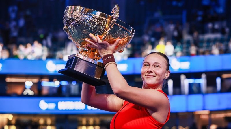 China Open: Amanda Anisimova holds off Linda Nosková to claim title