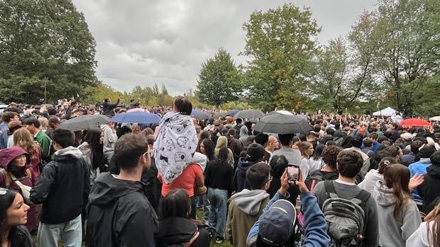 Thousands attend Daniel Caesar’s free, pop-up concert in Vancouver