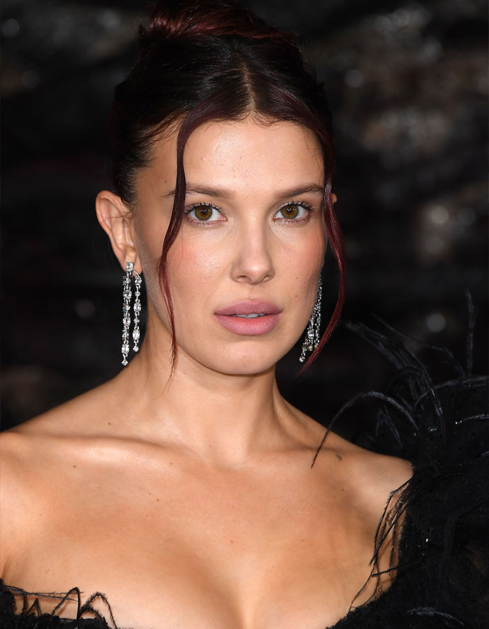 Millie Bobby Brown’s Arm Injury Fuels Fan Theories… – Ubiratã Online