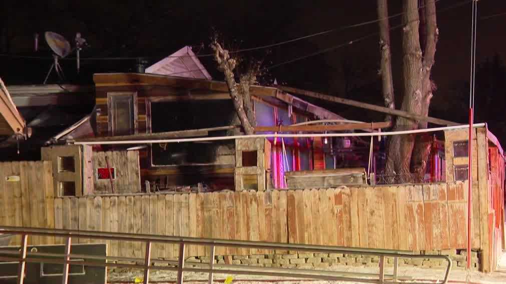 Des Moines firefighters battle overnight fire in extreme cold