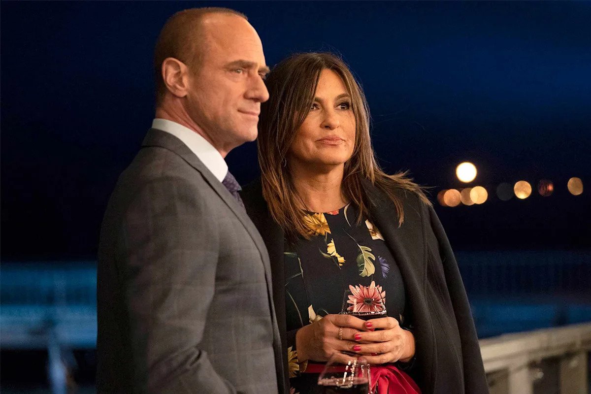 Mariska Hargitay says cut Benson and Stabler “SVU ”kiss was shot ‘a couple different ways’