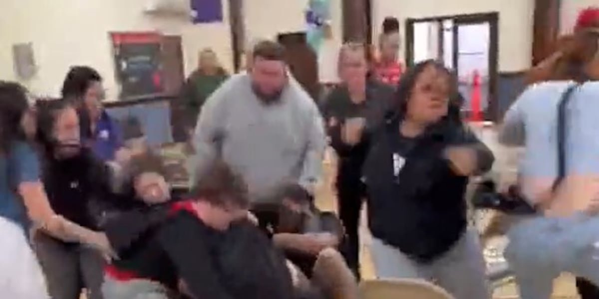 Parents brawl over seating at Toledo kindergarten graduation ceremony