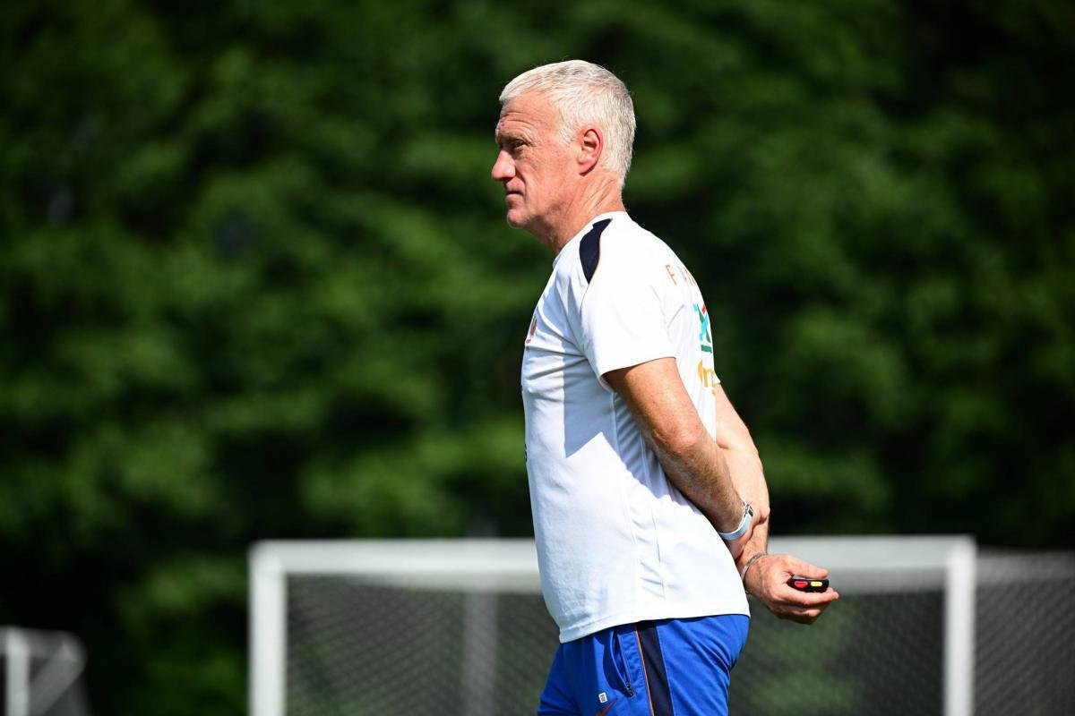 la FIFA a décliné la demande de l’équipe de France de porter un brassard noir en soutien à Didier Deschamps