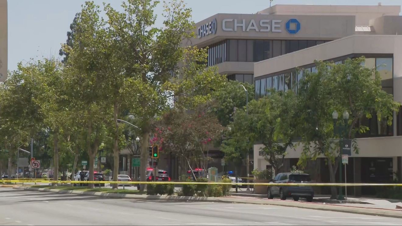 Police negotiate in hostage situation at Chase Bank amid bomb threat in downtown