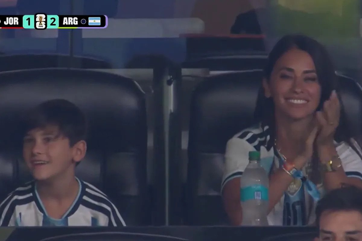 El festejo de Antonela Roccuzzo en el golazo de tiro libre de Lionel Messi