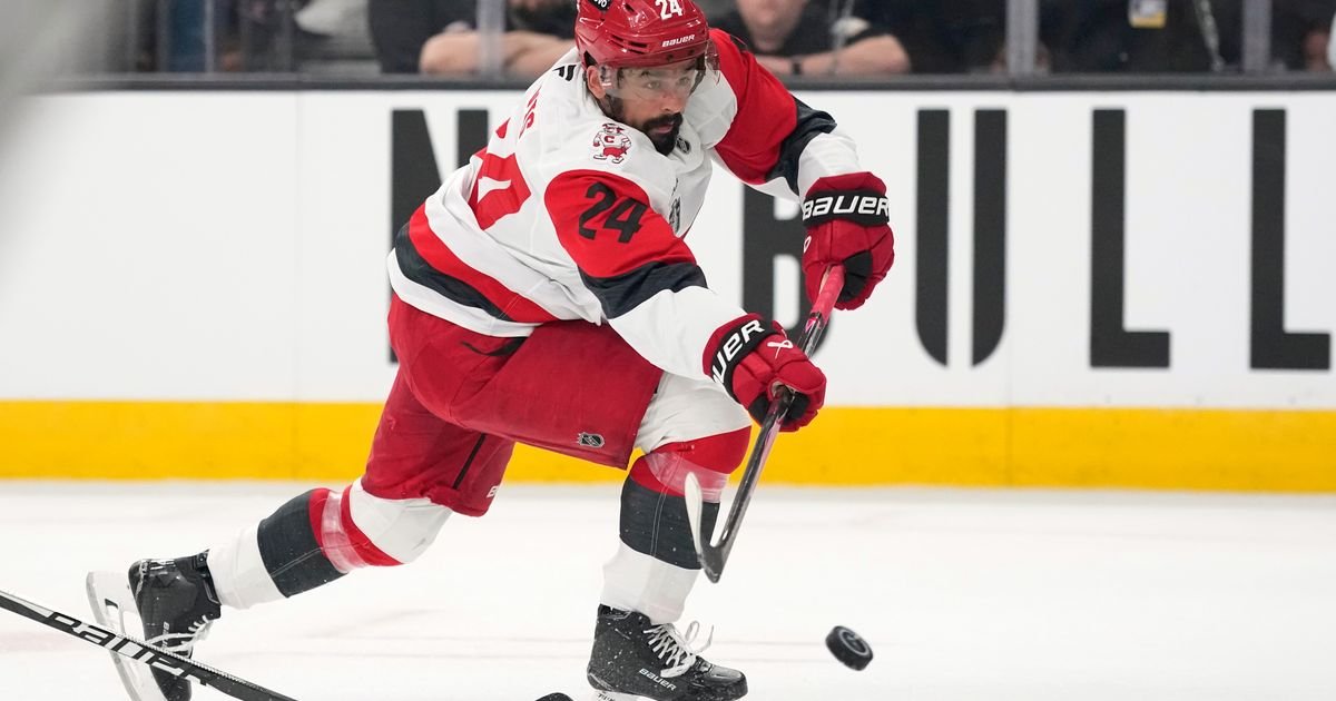 Hurricanes score three times in 39 seconds, pull within one goal in Game 3 :: WRAL.com