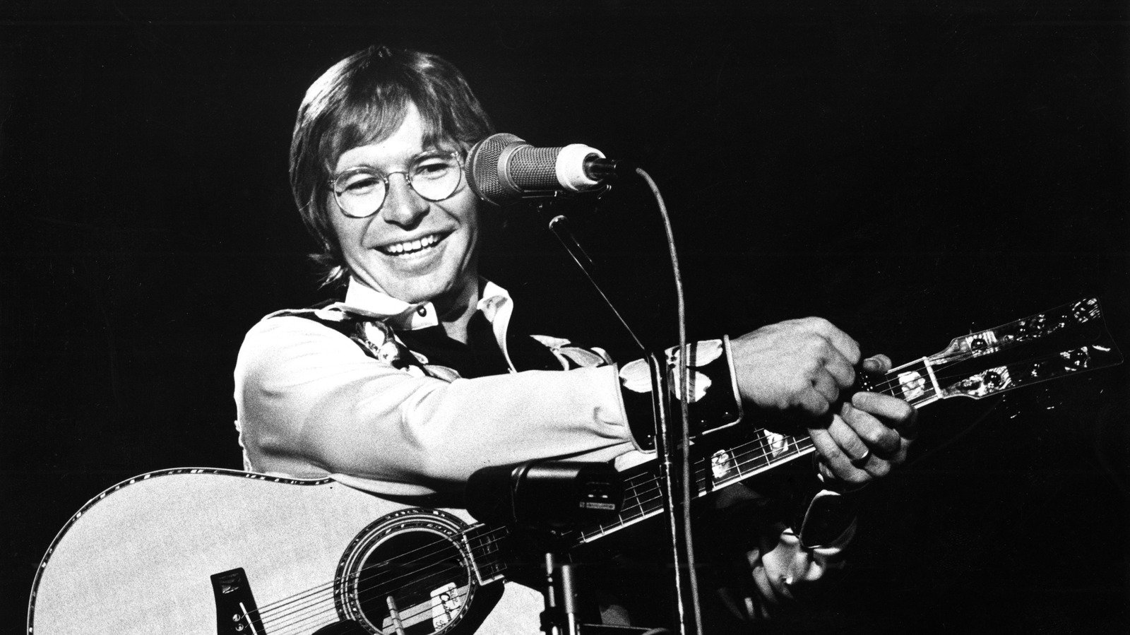 John Denver’s Secret Backup Singer On This 1975 Soft Rock Hit Was A Star With Her Own No. 1s