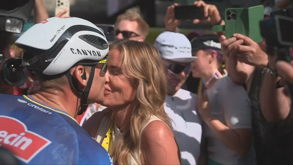 Van der Poel wint spectaculaire rit vol aanvallen • Derde zege in de Tour