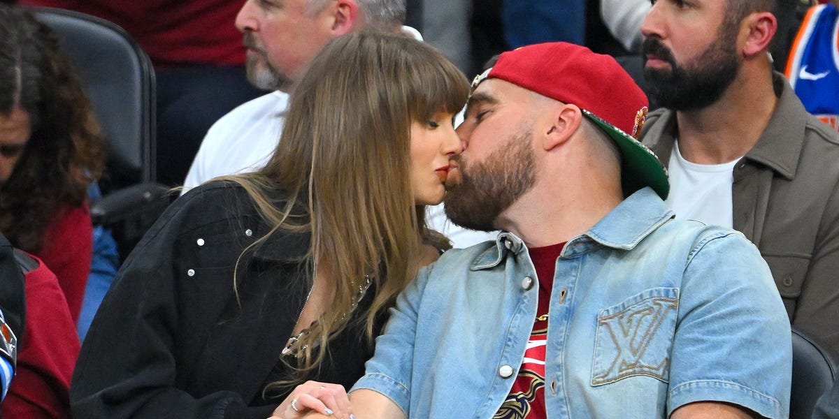 Taylor Swift Fans Get Wedding Dessert Outside MSG