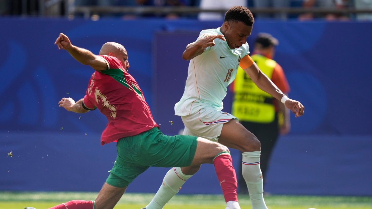 après avoir été fauché dans la surface, Mbappé échoue à convertir son pénalty face à Yassine Bounou, suivez le match avec nous – franceinfo