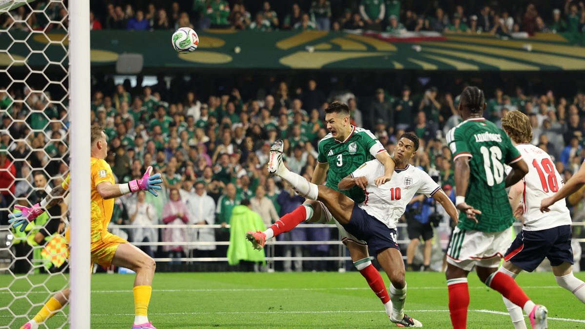 Mexico’s Cesar Montes replaced vs. England with potential injury in World Cup