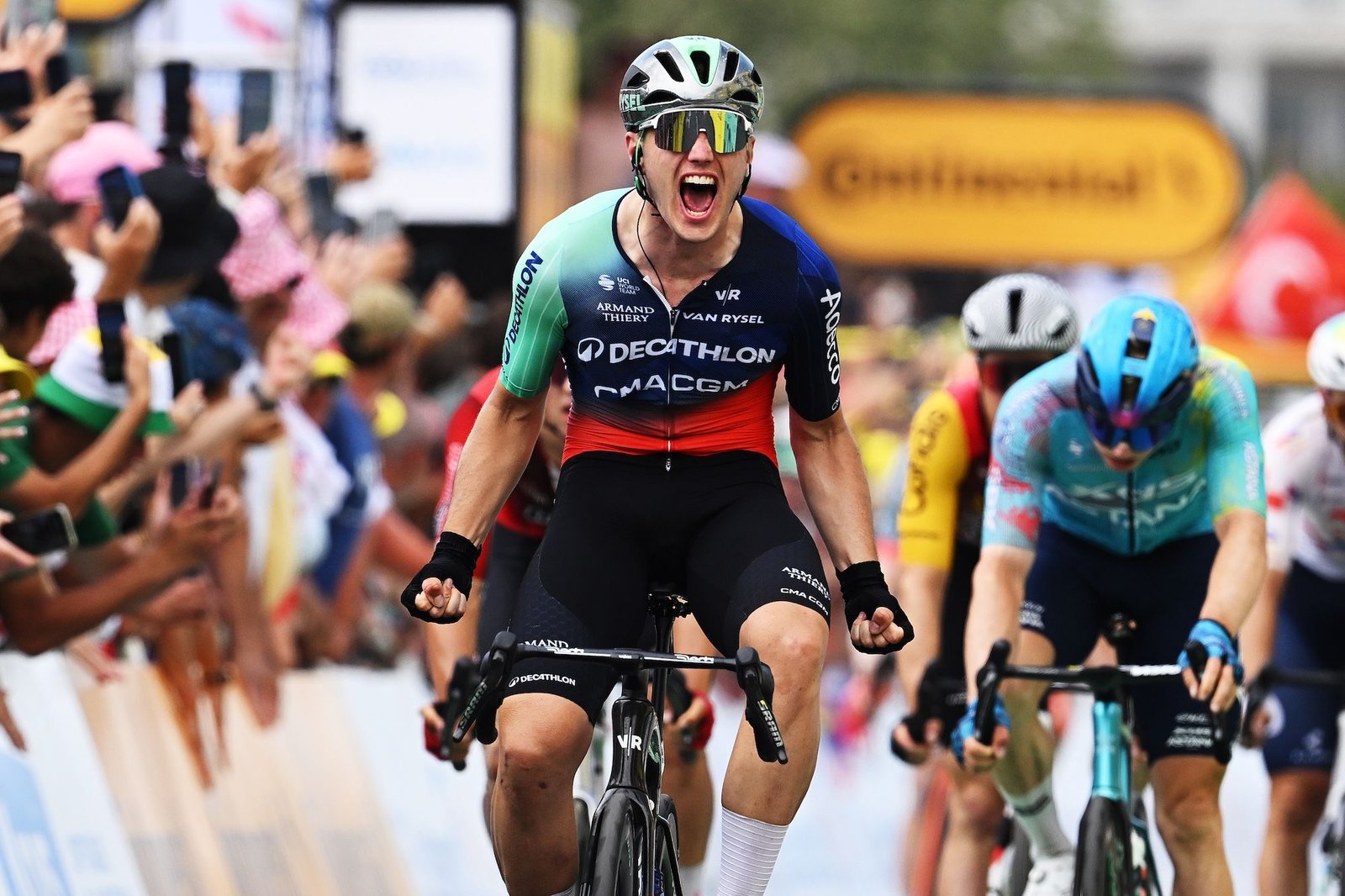As it happened: First bunch sprint of Tour de France ends with a dominant win after chaotic run-in