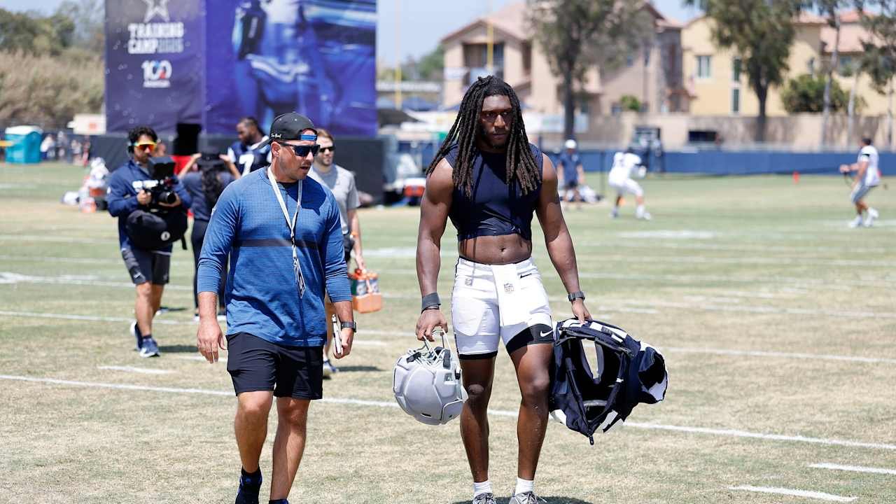 LB Jaishawn Barham exits with injury
