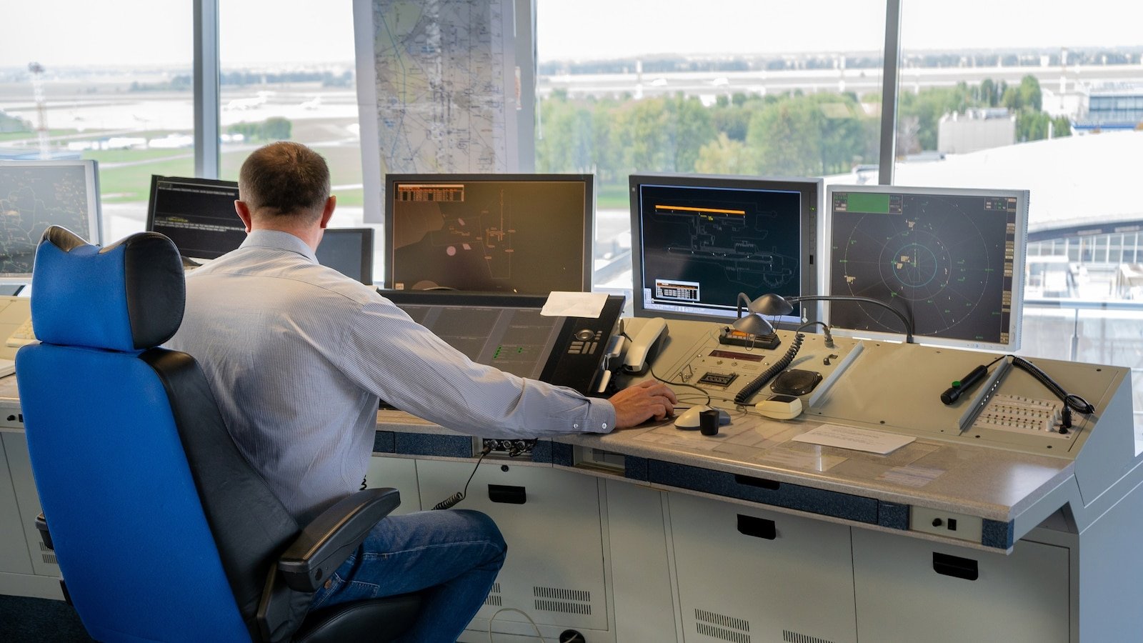 Flights grounded throughout Midwest after temporary outage at Minnesota air traffic control facility: FAA
